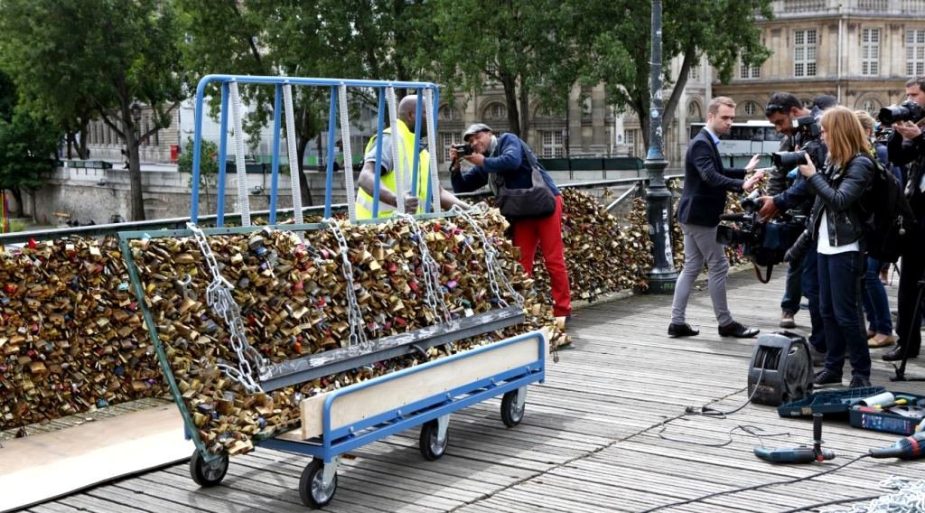 Retiran candados del amor del Puente de las Artes en París